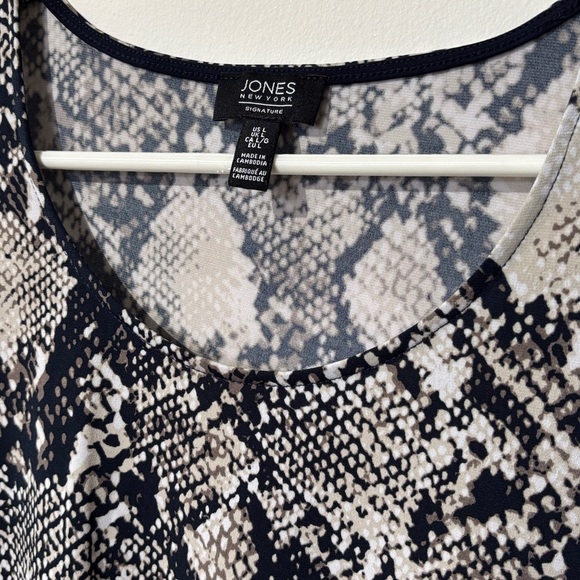 🎉4/30$🎉 Jones New York (L) Black and Cream Snake Print Top - Picture 2 of 5